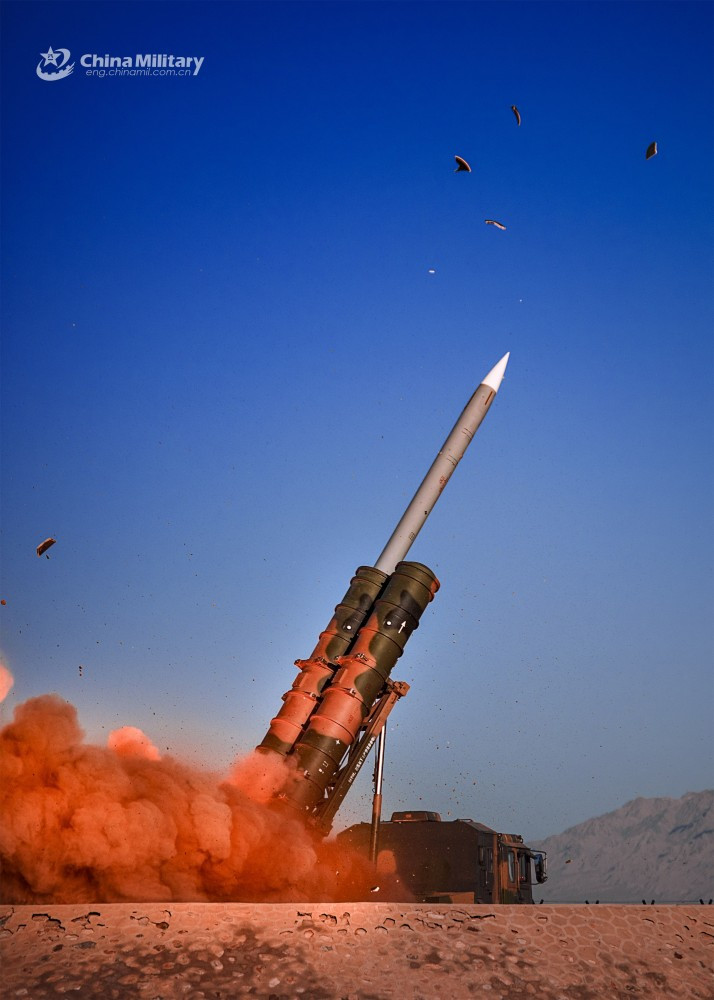 Đây là loại tên lửa phòng không tầm trung thế hệ mới. Loại tên lửa này được Trung Quốc phát triển từ dùng tên lửa HQ-12 và được coi là thế hệ thứ hai của loại tên lửa này. Nguồn ảnh: Sina.