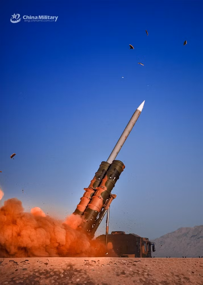 Đây là loại tên lửa phòng không tầm trung thế hệ mới. Loại tên lửa này được Trung Quốc phát triển từ dùng tên lửa HQ-12 và được coi là thế hệ thứ hai của loại tên lửa này. Nguồn ảnh: Sina.