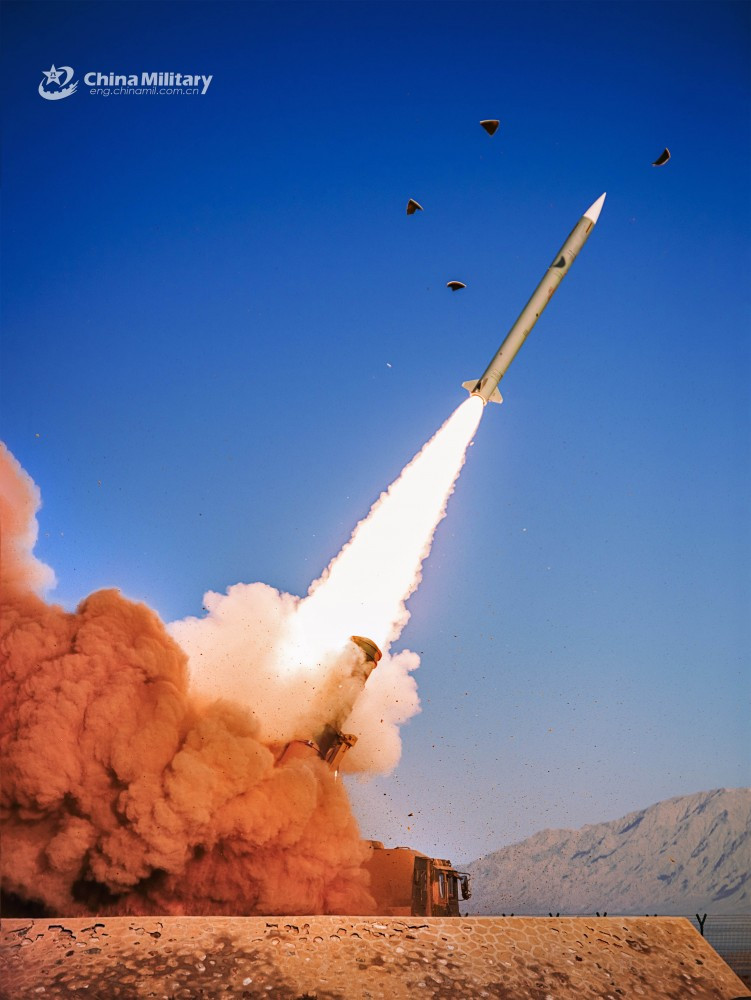 Theo những thông số kỹ thuật ít ỏi mà Trung Quốc công bố về tên lửa Hồng Kỳ 22, loại tên lửa này có tầm bắn tối đa lên tới 170 km, phù hợp để tiêu diệt các mục tiêu bay ở độ cao từ 50 tới 27 km. Nguồn ảnh: Sina.