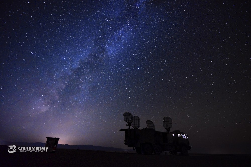 Đạn của HQ-22 có trọng lượng 900 kg, đầu đạn nặng khoảng 100 kg và có chiều dài 5,6 mét, đường kính đầu đạn 0,4 mét. Tên lửa có thể đạt tốc độ tối đa khi bay là 1200 mét/giây. Nguồn ảnh: Sina.