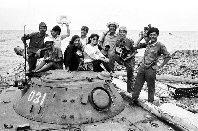 Cùng thời kỳ này, xe tăng lội nước PT-76 cũng được sử dụng vào nhiệm vụ "ẩn mình" để bảo vệ biển đảo nhưng rất ít được biết tới. Ảnh: Tháp pháo xe tăng PT-76 đang làm nhiệm vụ trên đảo Trường Sa. Nguồn ảnh: TL.