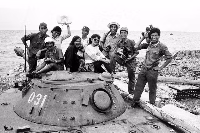 Cùng thời kỳ này, xe tăng lội nước PT-76 cũng được sử dụng vào nhiệm vụ "ẩn mình" để bảo vệ biển đảo nhưng rất ít được biết tới. Ảnh: Tháp pháo xe tăng PT-76 đang làm nhiệm vụ trên đảo Trường Sa. Nguồn ảnh: TL.