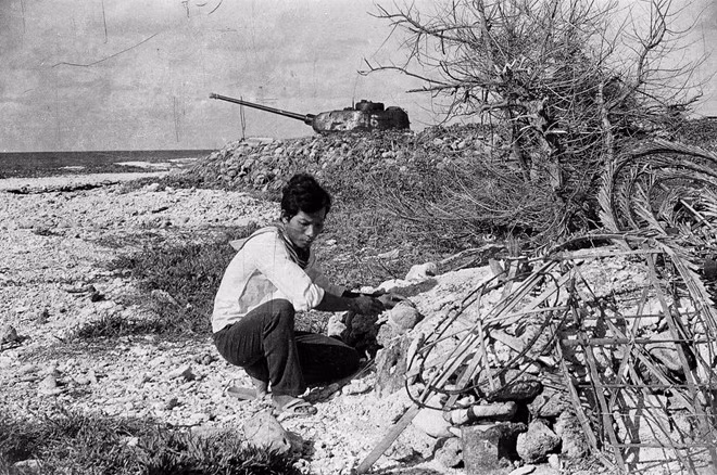 Chôn xe tăng cũng sẽ khiến phần tháp pháo hiện hữu trên mặt đất trở thành một mục tiêu rất nhỏ, rất khó có thể tấn công được bằng hoả lực từ tàu chiến, đặc biệt là khi biển động mạnh. Nguồn ảnh: TL.