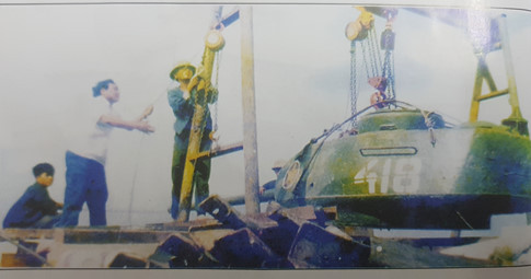 Tháp pháo của xe tăng được tháo rời khỏi thân để vận chuyển ra đảo. Nguồn ảnh: TL.