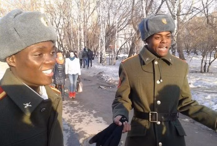 Điều khó khăn nhất với những người nước ngoài muốn gia nhập quân đội Nga đó là phải nói thành thạo tiếng Nga. Đây là điểm khác biệt với "lính đánh thuê" của Pháp - nơi sẵn sàng nhận và đào tạo tiếng Pháp miễn phí trong quá trình huấn luyện. Nguồn ảnh: Rumil.