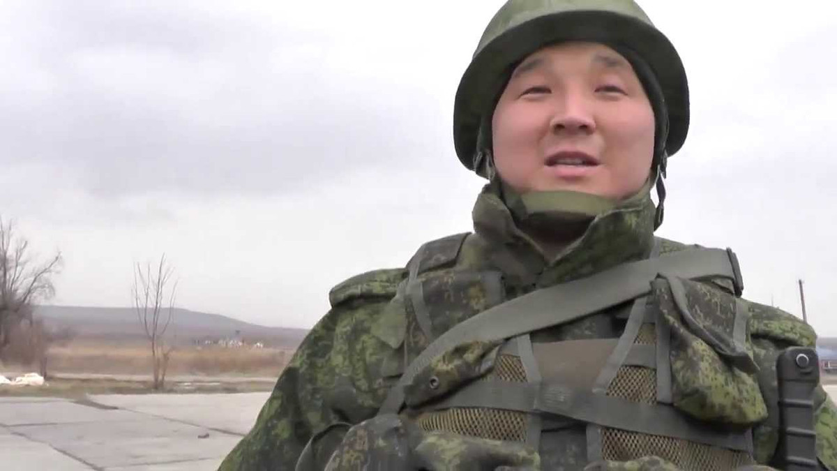 Một điểm khác biệt nữa đó là quân đội Nga không nhận những công dân nước ngoài có tiền sử phạm tội hoặc đang là tội phạm bỏ trốn gia nhập quân đội. Trong khi đó, người Pháp lại sẵn sàng nhận bất cứ ai, miễn không có tên trong lệnh truy nã toàn cầu của Interpol. Nguồn ảnh: Rumil.