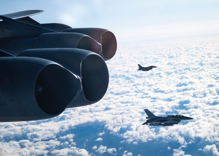 Chiến đấu cơ F-16 của Không quân Ba Lan sát cánh cạnh máy bay B-52. Nguồn ảnh: Ruano.