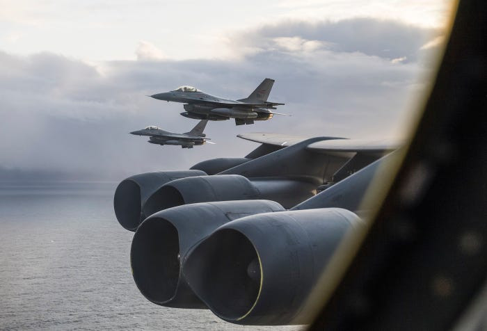 Tại Bắc Âu, những chiếc B-52 của Mỹ cũng sát cánh bên cạnh các chiến đấu cơ F-16 của Không quân Na Uy. Nguồn ảnh: Ruano.