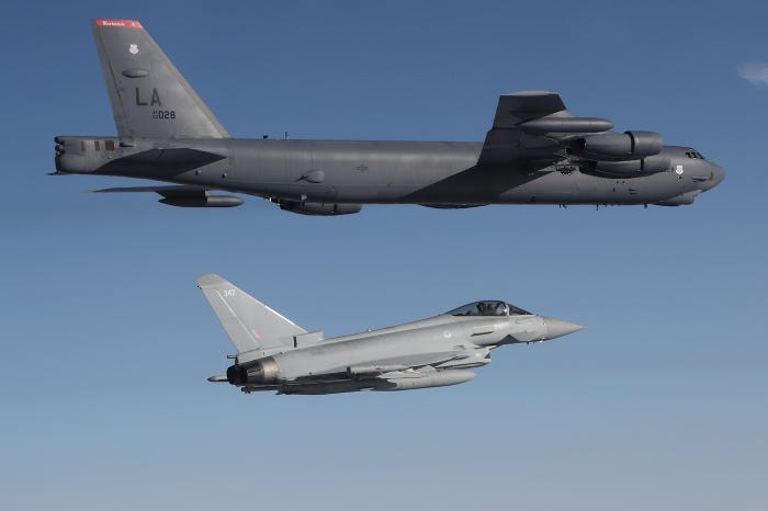 Tiêm kích Typhoon của Không quân Hoàng gia Anh bay cùng máy bay ném bom B-52 tới tận biển Bắc. Nguồn ảnh: Ruano.
