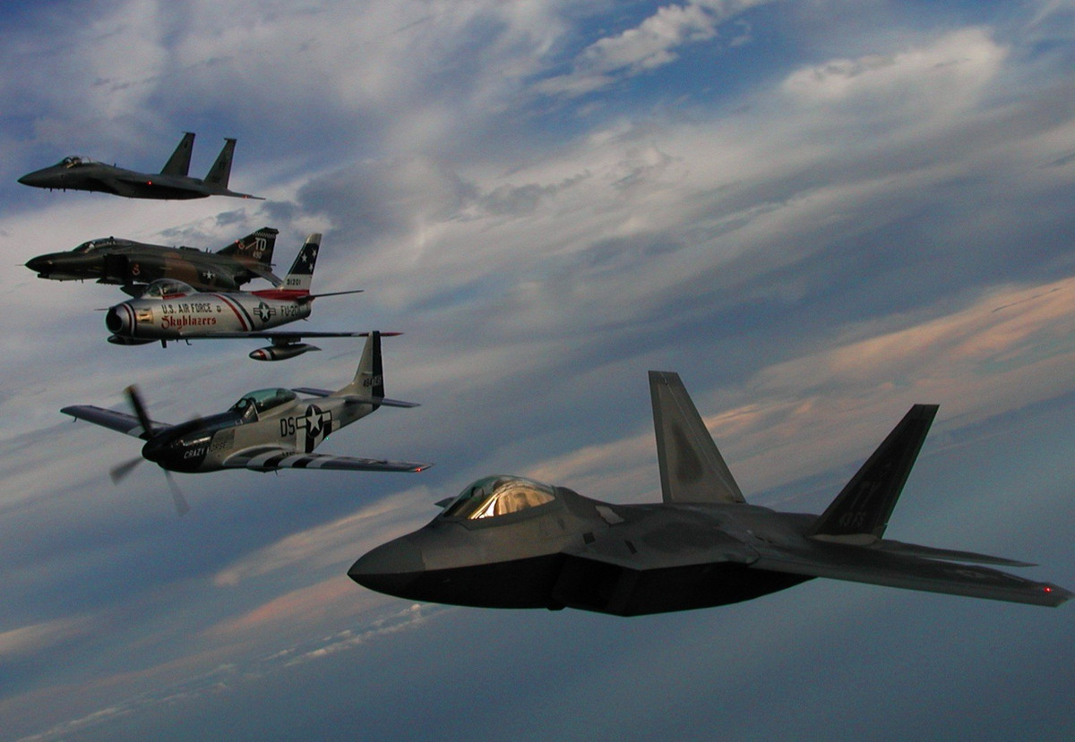 F-22 Raptor là tiêm kích thế hệ 5 tối tân nhất hiện nay của không quân Mỹ. Trong trường hợp nổ ra xung đột, chắc chắn những chiếc F-22 sẽ được điều động tiên phong trong việc đối trọng với chiến đấu Iran.