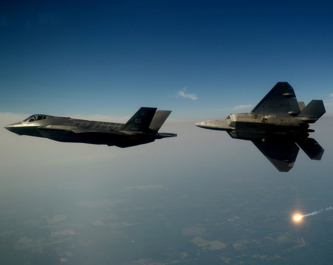 F-22 có thể kết hợp khả năng tàng hình và tốc độ bay siêu âm, vận tốc hành trình ở mức Mach 1.8 (hơn 2.200km/h) mà không cần tới chế độ đốt sau.