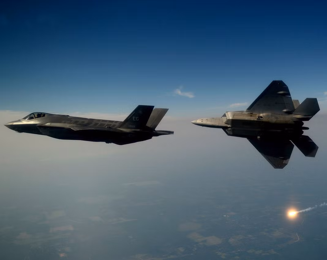 F-22 có thể kết hợp khả năng tàng hình và tốc độ bay siêu âm, vận tốc hành trình ở mức Mach 1.8 (hơn 2.200km/h) mà không cần tới chế độ đốt sau.