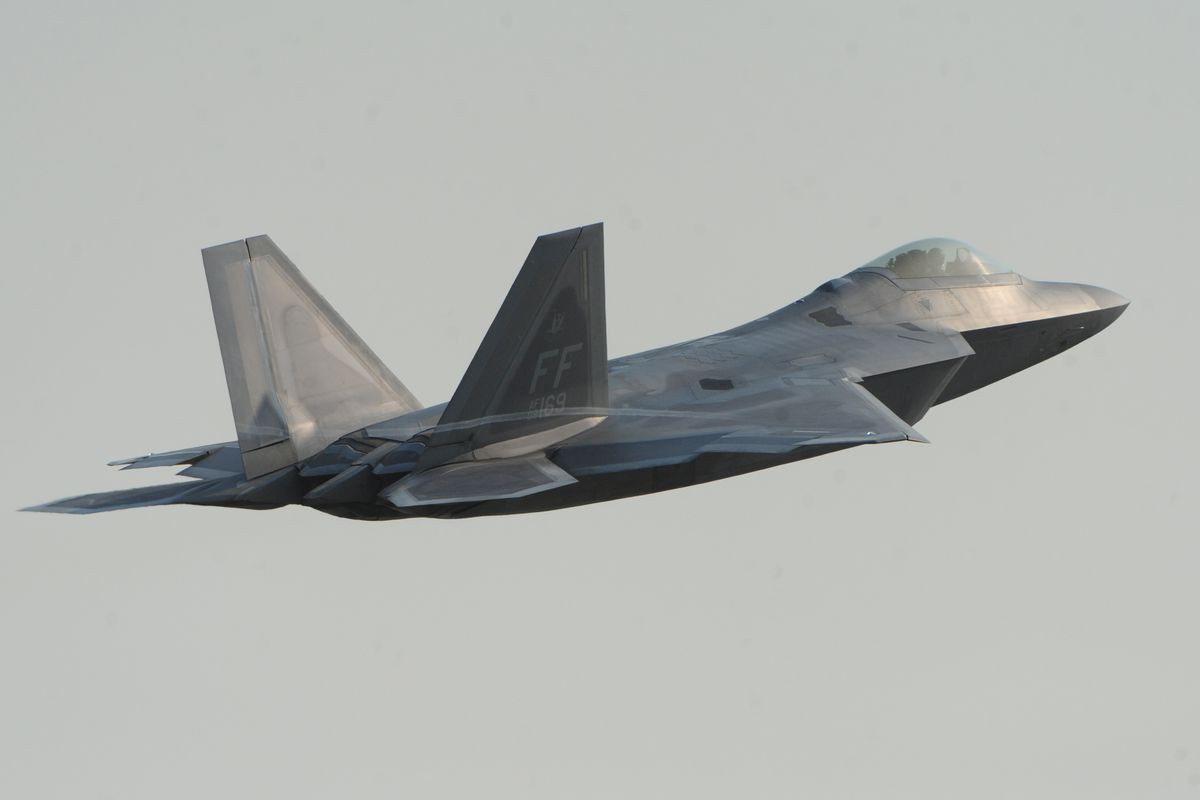 ''Những phi công F-22 của chúng tôi đã bay về phía các tiêm kích F-4, nhào xuống dưới thấp để kiểm tra hiện trạng vũ khí của những máy bay đánh chặn phía Iran''