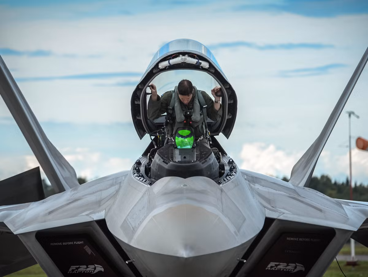 F-22 được trang bị hệ thống điện tử hàng không tích hợp và cực nhạy để phát hiện mục tiêu. Radar AN/APG-77 mảng pha chủ động có thể phát hiện một chiếc F-14 từ khoảng cách hàng trăm km.