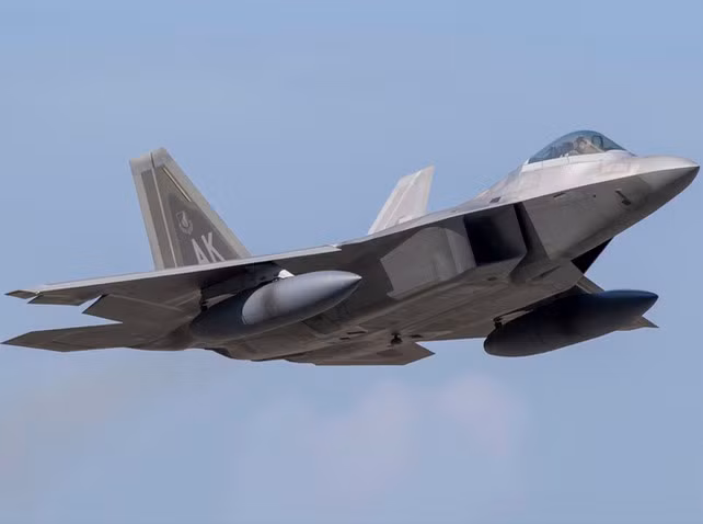''Khi F-22 xuất hiện bên phía cánh trái (của F-4) và giảm tốc độ, phi công của chúng tôi lên tiếng: "Đã đến lúc các anh nên quay về nhà rồi".