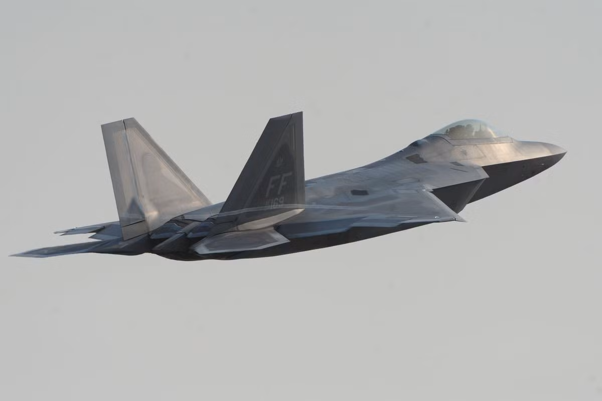 ''Những phi công F-22 của chúng tôi đã bay về phía các tiêm kích F-4, nhào xuống dưới thấp để kiểm tra hiện trạng vũ khí của những máy bay đánh chặn phía Iran''