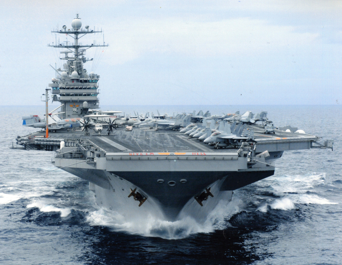 Mới được hạ thuỷ từ năm 1996, tới nay tàu USS Harry S. Truman mới chỉ bước qua tuổi 23 và dự kiến sẽ phục vụ đến năm 28 tuổi trước khi cần phải thay lõi phản ứng hạt nhân cũng như cải tiến hệ thống máy móc.