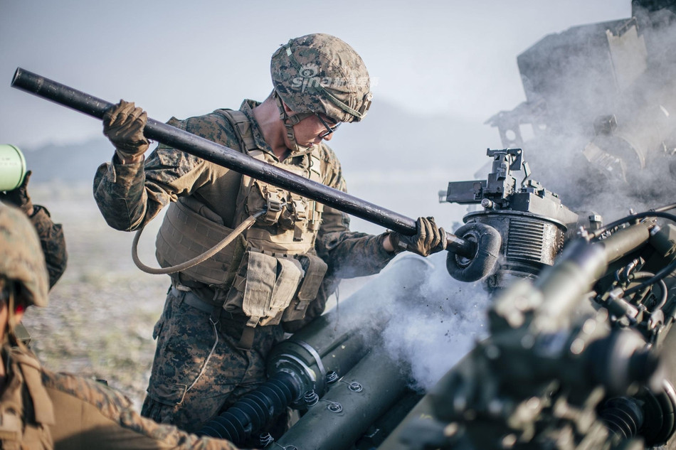 Kíp chiến đấu của M777 chỉ là 5 người, khẩu pháo này có thời gian trineer khai chuyển trạng thái chiến đấu chỉ hơn 2 phút và mỗi chiếc vận tải cơ C-130 có thể mang theo được tối đa 2 khẩu M777A2. Nguồn ảnh: USAM.