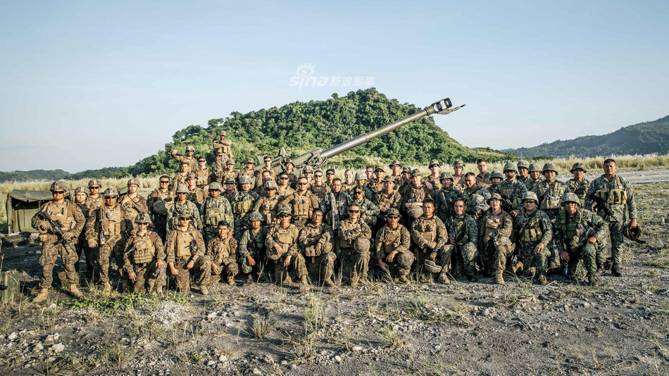 Lực lượng Thuỷ quân Lục chiến Mỹ cùng Thuỷ quân Lục chiến Philippines chụp ảnh lưu niệm cùng khẩu lựu pháo M777. Nguồn ảnh: USAM.