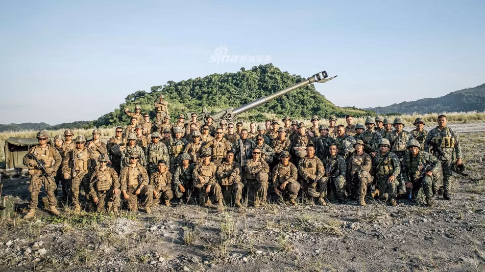 Lực lượng Thuỷ quân Lục chiến Mỹ cùng Thuỷ quân Lục chiến Philippines chụp ảnh lưu niệm cùng khẩu lựu pháo M777. Nguồn ảnh: USAM.