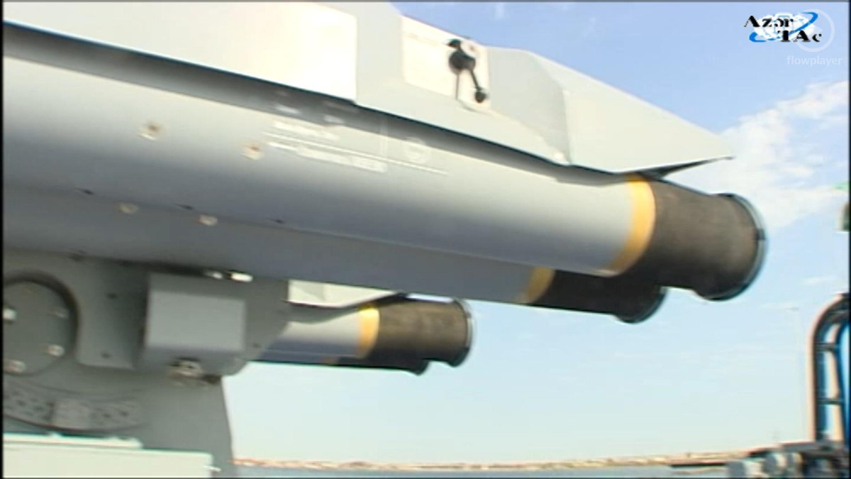 Spike tầm ngắn (SR) là phiên bản mới nhất được thiết kế cho tác chiến đô thị, chuyên tiêu diệt các mục tiêu cố định và di động, tầm bắn 50 - 1.500 m, được trang bị đầu dò quang điện/hồng ngoại giúp kháng nhiễu và tăng xác xuất trúng mục tiêu, trang bị cho cấp trung đội.