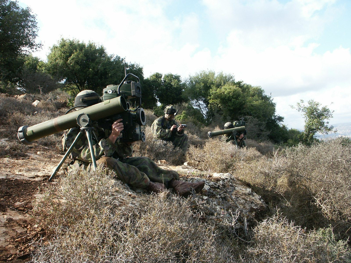 Spike ER2 có khả năng kết nối mạng chiến thuật và tương tác không trực quan khi thực hiện tấn công mục tiêu ngoài tầm nhìn (Non Line Of Sight - NLOS) theo tọa độ, có sử dụng thiết bị đo lường quán tính (Inertial Measurement Unit - IMU) do bên thứ ba (UAV, trinh sát tiền phương hay định vị vệ tinh…) xác định mục tiêu và cung cấp hình ảnh, tọa độ.