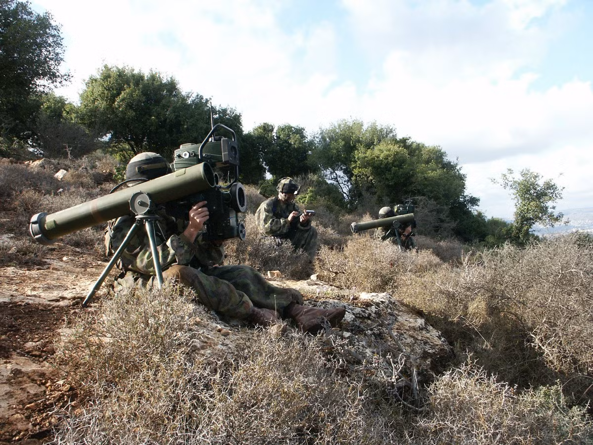 Spike ER2 có khả năng kết nối mạng chiến thuật và tương tác không trực quan khi thực hiện tấn công mục tiêu ngoài tầm nhìn (Non Line Of Sight - NLOS) theo tọa độ, có sử dụng thiết bị đo lường quán tính (Inertial Measurement Unit - IMU) do bên thứ ba (UAV, trinh sát tiền phương hay định vị vệ tinh…) xác định mục tiêu và cung cấp hình ảnh, tọa độ.