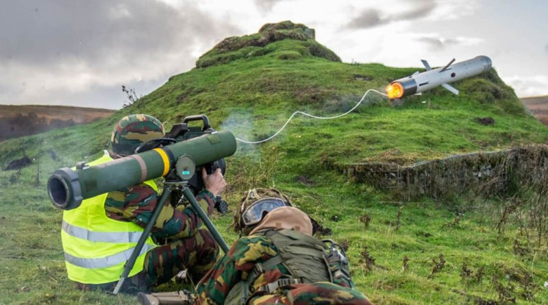 Tên lửa Spike NLOS được dẫn lái dẫn bởi máy bay không người lái hoặc vệ tinh và thực hiện bằng hệ thống truyền lệnh quang - điện hai chiều, sử dụng trong mọi điều kiện thời tiết bất kể ngày đêm, nên tên lửa này có độ chính xác cực cao.