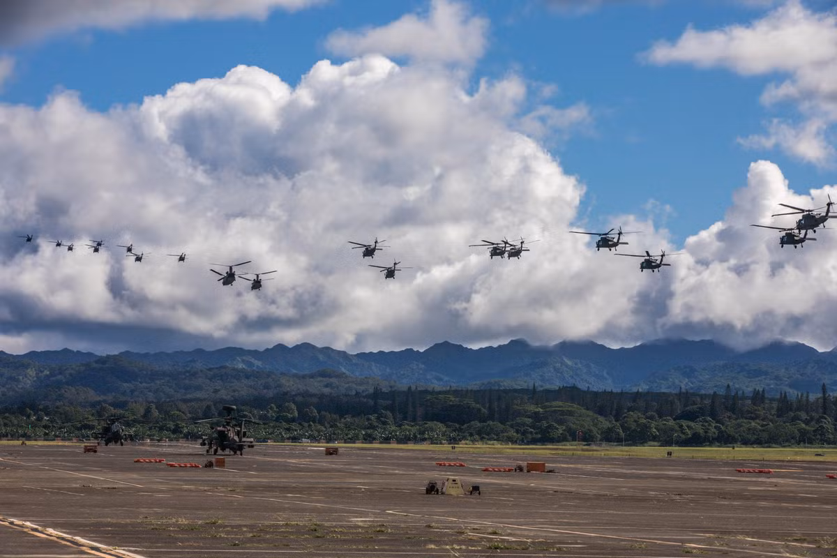 Có thể đếm sơ sơ các loại trực thăng tham gia cuộc huấn luyện này của Lữ đoàn Không kỵ số 25 bao gồm trực thăng đa dụng Black Hawk, trực thăng vận tải CH-47 Chinook và trực thăng vũ trang AH-64. Nguồn ảnh: CAB25.