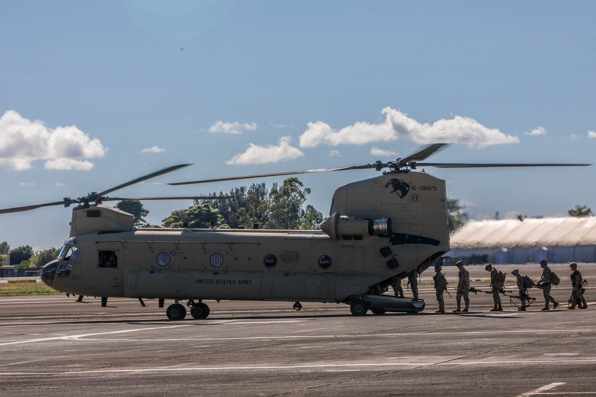 Trực thăng vận tải CH-47 Chinook với khả năng chuyên chở không thua gì một chiếc xe bus với khả năng mang theo từ 33 tới 55 người. Nguồn ảnh: CAB25.