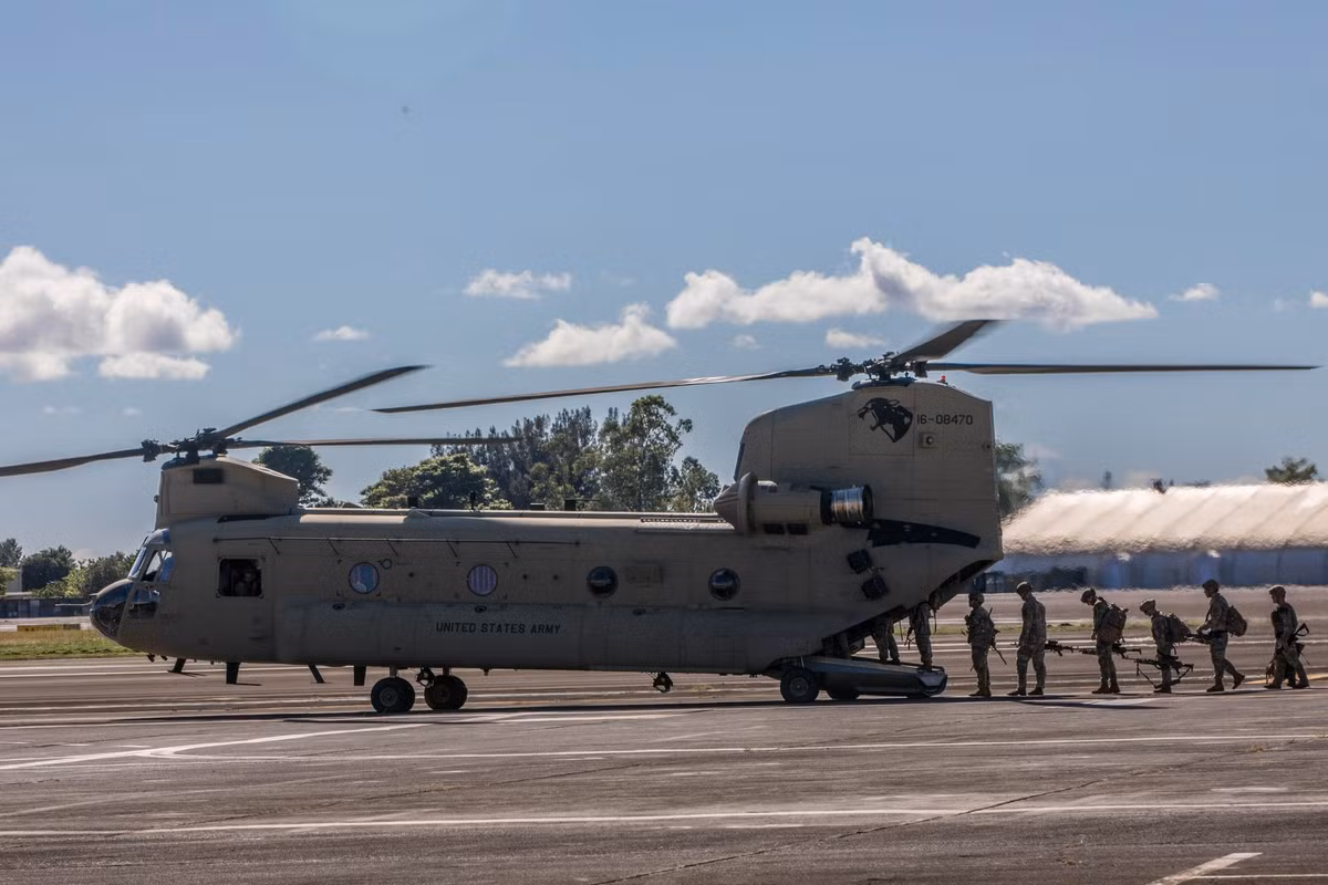 Trực thăng vận tải CH-47 Chinook với khả năng chuyên chở không thua gì một chiếc xe bus với khả năng mang theo từ 33 tới 55 người. Nguồn ảnh: CAB25.