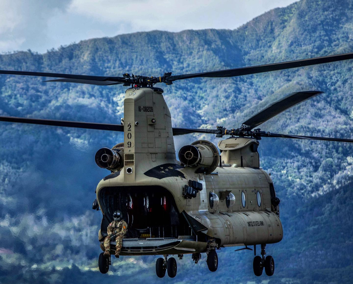 Trong các loại trực thăng này, CH-47 Chinook là loại trực thăng từng được Mỹ sử dụng với số lượng rất lớn trên chiến trường Việt Nam bởi khả năng không vận tuyệt vời của nó. Nguồn ảnh: CAB25.