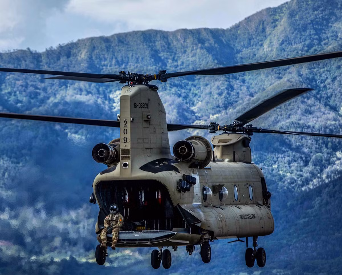 Trong các loại trực thăng này, CH-47 Chinook là loại trực thăng từng được Mỹ sử dụng với số lượng rất lớn trên chiến trường Việt Nam bởi khả năng không vận tuyệt vời của nó. Nguồn ảnh: CAB25.