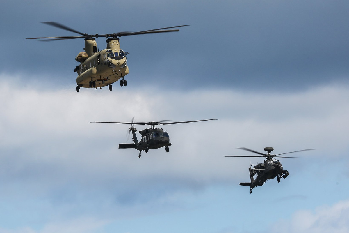 Ba loại trực thăng "biểu tượng" của lực lượng trực thăng Mỹ hiện nay (từ trái qua) bao gồm trực thăng thăng vận tải hạng nặng CH-47 Chinook; trực thăng đa nhiệm Black Hawk và trực thăng tấn công Apache AH-64. Nguồn ảnh: CAB25.