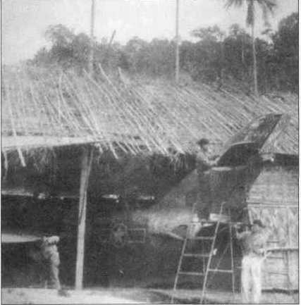 Do điều kiện đất nước còn khó khăn, máy bay Mỹ bắn phá liên tục, các kỹ sư, công nhân kỹ thuật của Không quân Việt Nam thậm chí còn phải lắp ráp, sửa chữa máy bay MiG-17 trong những nhà lá được xây dựng sơ sài như thế này. Nguồn ảnh: TL.