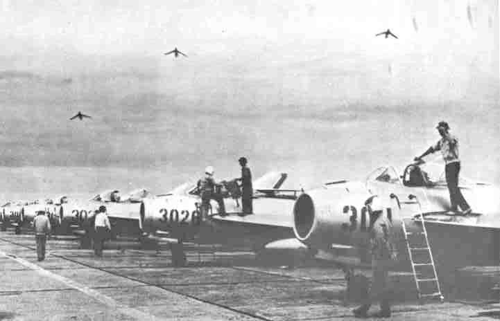 Điều đáng nói là các chiến đấu cơ MiG-17 của ta trong thời gian này không có tên lửa, hoàn toàn sử dụng pháo. Cơ số đạn pháo trên chiếc MiG-17 chỉ đủ để khai hoả trong... 5 giây. Nếu chỉnh cho máy bay bắn theo loạt 2 giây một, cơ số đạn cũng chỉ đủ để siết cò... 2 phát rưỡi. Nhưng như vậy cũng đủ để vít cổ hàng loạt chiến đấu cơ hiện đại của Mỹ. Nguồn ảnh: TL.