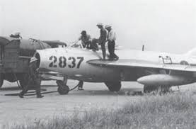 Tới năm 1962, nhóm phi công lái MiG-17 đầu tiên của Việt Nam được tốt nghiệp. Tới năm 1964, Liên Xô trao tặng cho Việt Nam 36 chiến đấu cơ các loại bao gồm MiG-17 và MiG-15UTI phục vụ cho huấn luyện - đây cũng được coi là những tiêm kích phản lực đầu tiên của Việt Nam. Nguồn ảnh: TL.