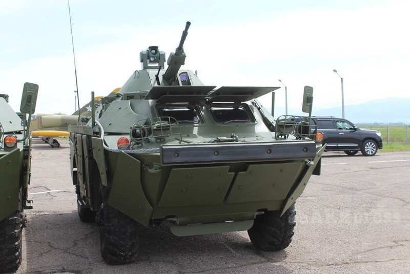 So với phiên bản gốc, BRDM-2M có thiết kế gắn thêm các tấm thép chống đạn ở hai bên hông. Các tấm thép này cho phép BRDM-2M chống được đạn cỡ lớn. Nguồn ảnh: Cross.