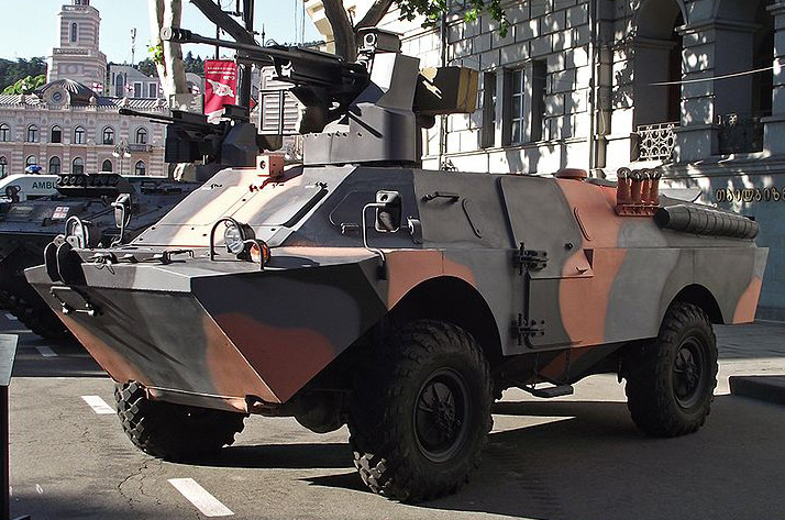 BRDM-2 nguyên bản có trọng lượng rất nhẹ, chỉ 7 tấn kèm theo đó là hệ thống bốn bánh lốp cỡ lớn. Thiết kế này cho phép BRDM-2 có thể dễ dàng di chuyển trong phố mà không sợ nó cày nát mặt đường nhựa. Nguồn ảnh: Forces.