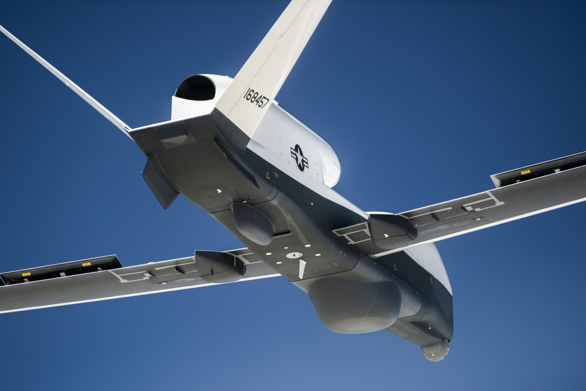 Về cơ bản, Mỹ có ba nguồn tin chính để phát hiện, cảnh báo sớm tên lửa đạn đạo, tên lửa hành trình của đối phương bao gồm ảnh chụp vệ tinh, máy bay không người lái do thám và máy bay cảnh báo sớm. Nguồn ảnh: USnavy.