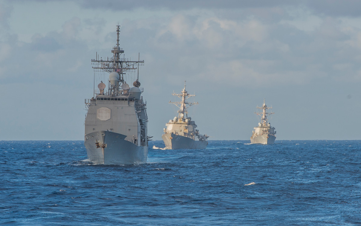 Xa hơn, Trung Quốc thậm chí còn sở hữu các loại tên lửa phóng từ trên không với tầm bắn lên tới 3100 km như Đông Phong 21 (phiên bản DF-21D) hoặc 900 km với Đông Phong 15 - đây chắc chắn sẽ là những thứ vũ khí được Trung Quốc sử dụng trong nhiệm vụ "đánh phủ đầu" nếu xảy ra chiến tranh tổng lực trên biển với Mỹ. Nguồn ảnh: Pinterest.