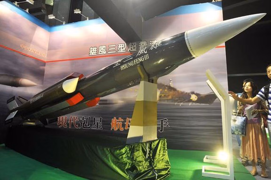 Các loại tên lửa đối hải của Trung Quốc có tầm bắn từ vài trăm kilomets cho tới vài nghìn kilomets thực sự là mối lo lớn với Hải quân Mỹ. Trên lý thuyết, việc phát hiện tên lửa của đối phương càng sớm, hiệu suất đánh chặn sẽ càng cao. Nguồn ảnh: Pinterest.