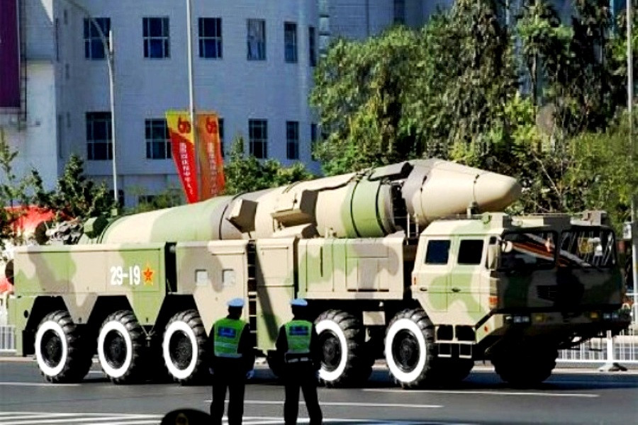 Tuy nhiên với khả năng thu thập tin tình báo và cảnh báo sớm trên các tàu chiến, tàu sân bay của Hải quân Mỹ hiện tại, tối đa cũng chỉ có thể phát hiện được tên lửa của đối phương trong tầm 400 km - quá may rủi cho công tác đánh chặn vì khoảng cách gần. Nguồn ảnh: Pinterest.