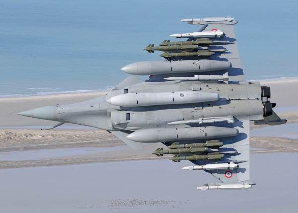 Về độ bền, Rafale cũng "ăn đứt" chiến đấu cơ tới từ Nga khi nó có khả năng hoạt động liên tục 5 giờ mỗi ngày miễn là được bảo dưỡng tốt. Trong khi đó khuyến cáo của nhà sản xuất yêu cầu Su-30MKI không hoạt động quá 3 giờ mỗi ngày. Nguồn ảnh: Pinterest.