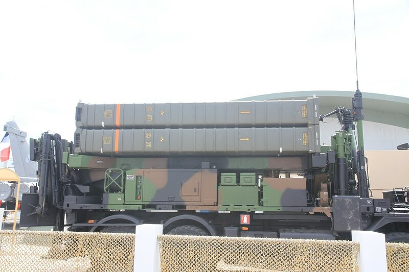 Tên lửa phòng không Aster được xuất khẩu cho nhiều quốc gia trên thế giới, trong đó có Algeria, Qatar, Saudi Arabia, Anh,... Thậm chí ở châu Á, Singapre cũng sử dụng loại tên lửa này trong biên chế lực lượng Hải quân và Không quân của mình. Nguồn ảnh: Pinterest.