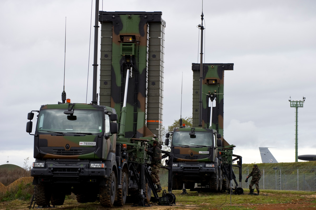 Độ cao tối đa của phiên bản Aster 30 vào khoảng 20 km, tốc độ tối đa nhanh hơn 30% so với Aster 15, vào khoảng Mach 4.5 tương đương 1500 mét/giây và được cho là không thể né tránh. Nguồn ảnh: Pinterest.