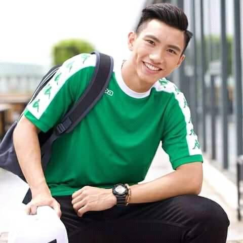 Chiếc áo phông của Đoàn Văn Hậu cùng thương hiệu này có giá hơn 1 triệu đồng.