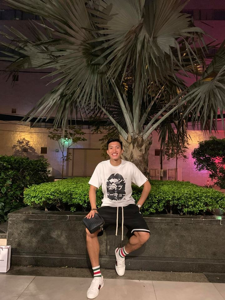 Ngoài ra đôi giày sneaker màu trắng của Gucci này cũng được Văn Hậu yêu thích, nó có giá khoảng hơn 13 triệu đồng.