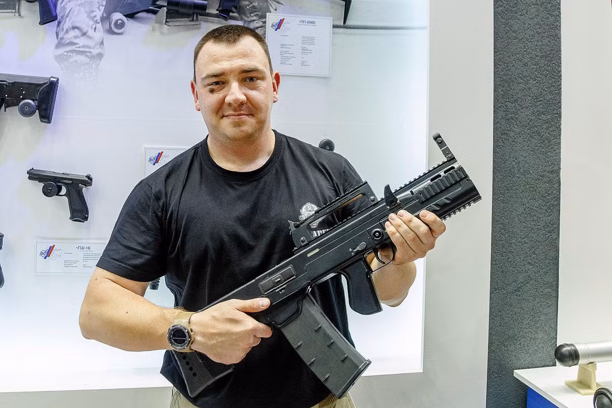 Với thiết kế bullpup, thân sau sẽ chứa khá nhiều bộ phận máy súng. Phía sau là phần báng với một lớp đệm cao su dày và cong, giúp bám tốt vào vai của xạ thủ hơn.