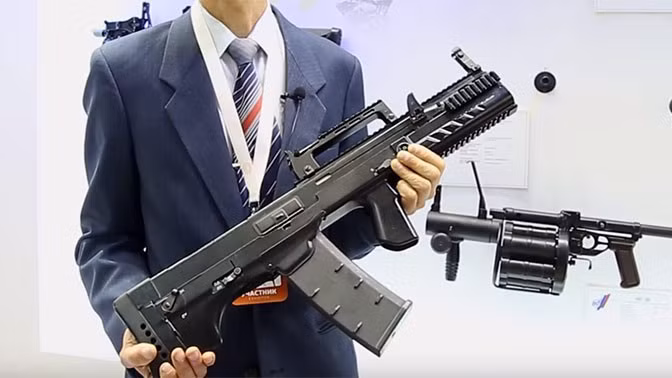 Thước ngắm của súng là loại trượt tương tự như dòng AK, điểm ruồi phía trước được bao bọc bởi 2 mảnh kim loại ở hai phía.